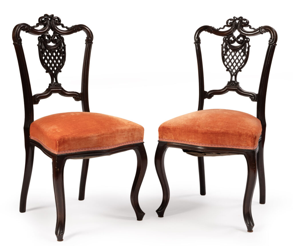 PAIRE DE CHAISES en bois noirci, le dossier de forme…