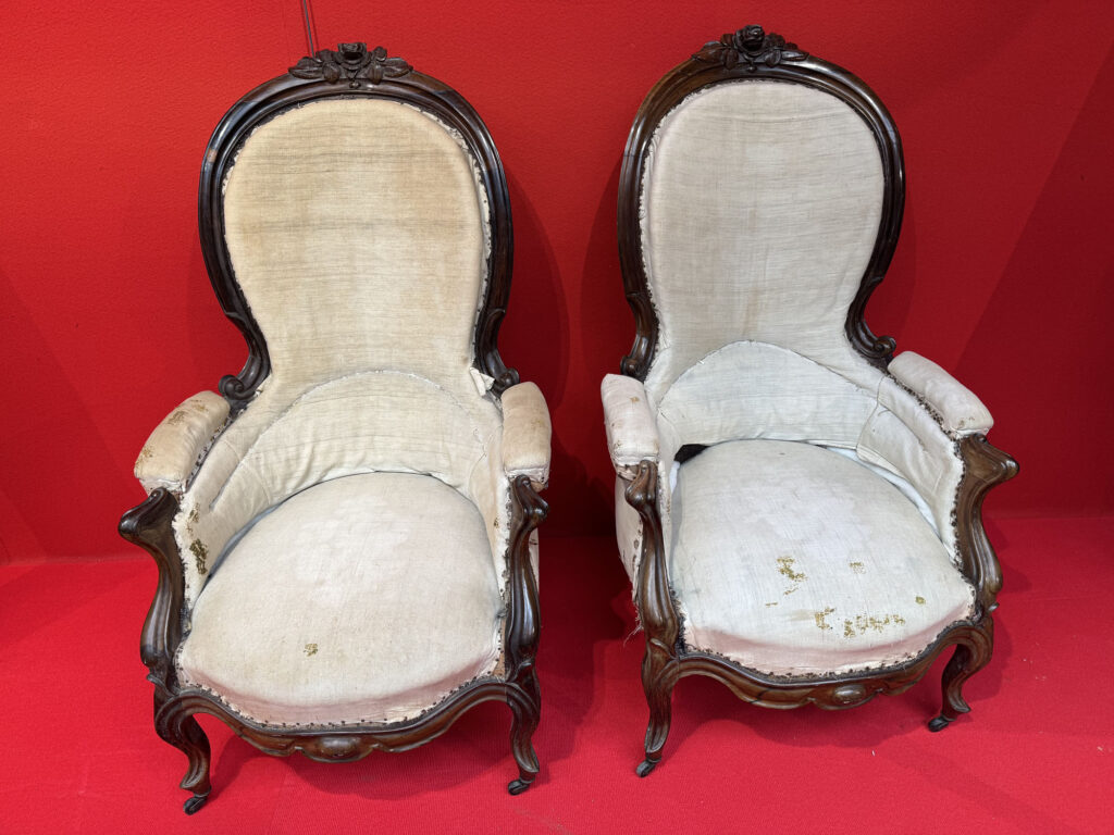 PAIRE DE BERGÈRES de forme mouvementée en bois exotique et…