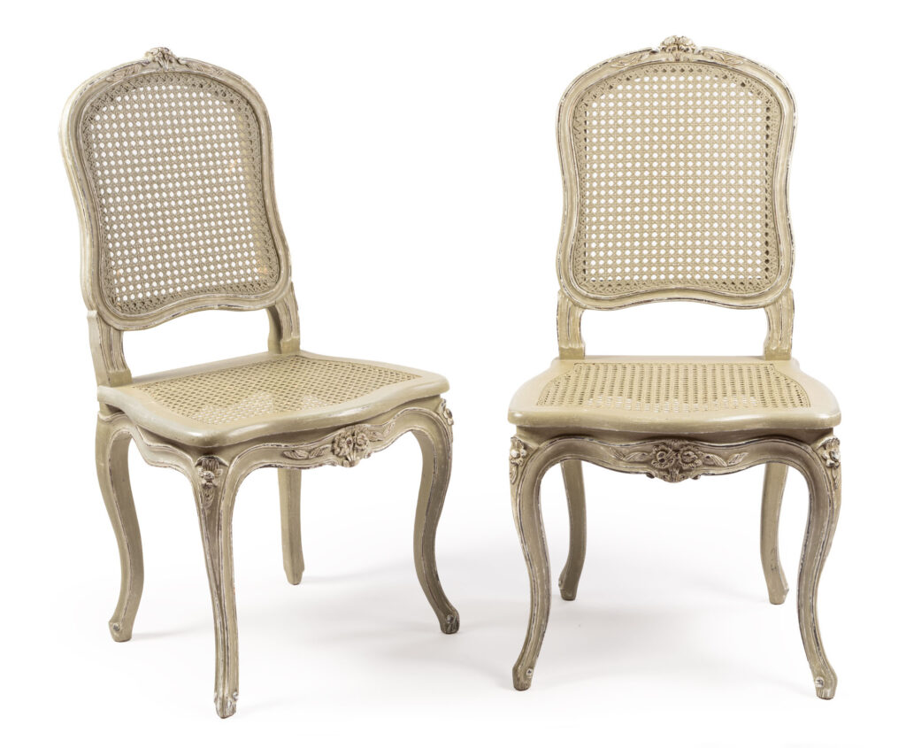 PAIRE DE CHAISES de style Louis XV laqué vert sauge,…