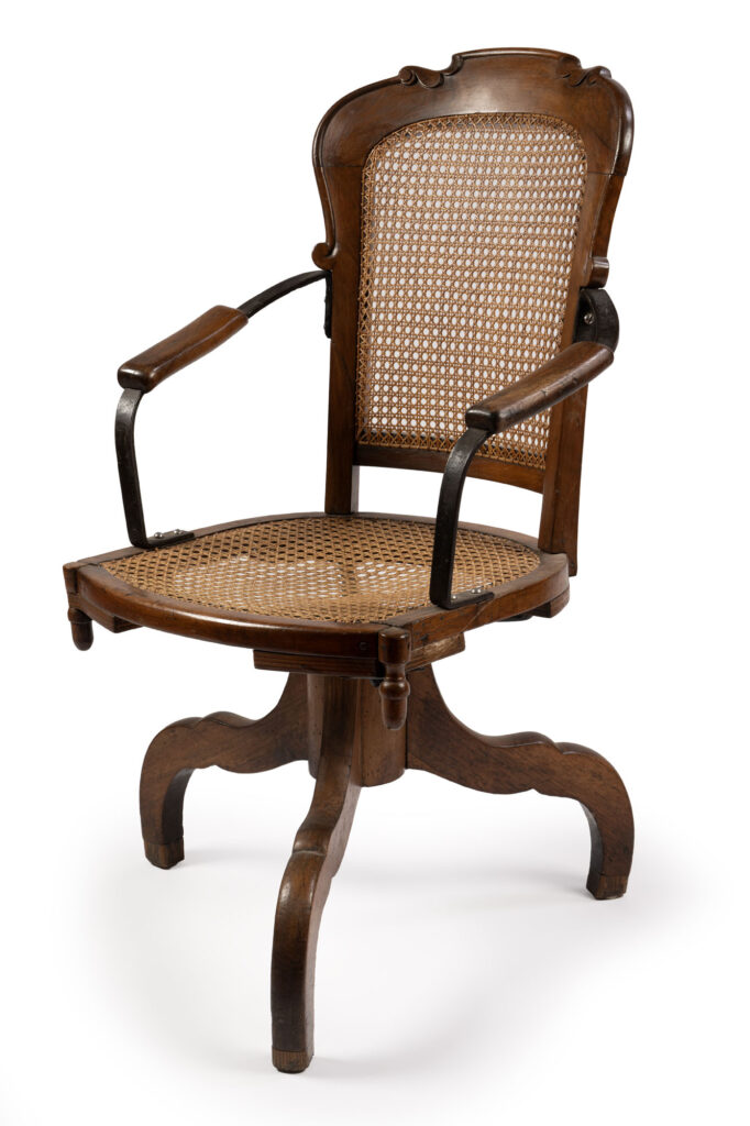 FAUTEUIL dit « de capitaine » en acajou, le dossier…