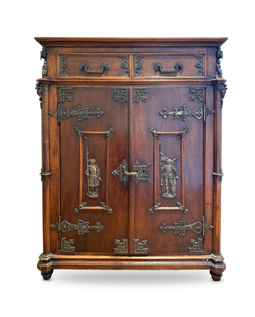 MEUBLE à hauteur d&rsquo;appui en noyer et placage de noyer…