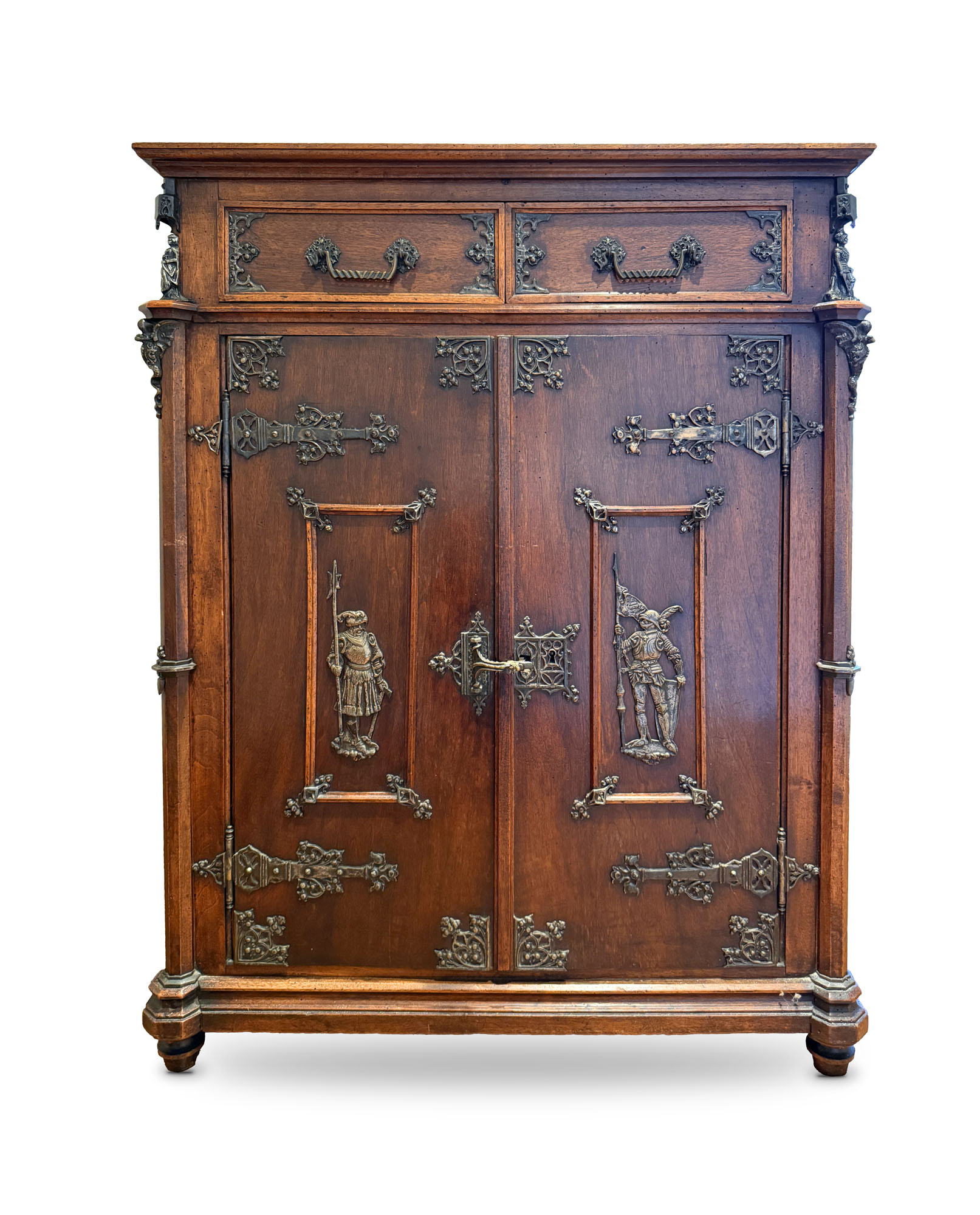 MEUBLE à hauteur d’appui en noyer et placage de noyer…