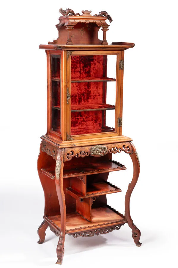 VIARDOT Gabriel (1830-1904) attribué à : VITRINE en hêtre mouluré…