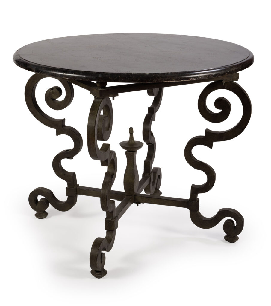 TABLE au plateau circulaire en bois peint, reposant sur un…