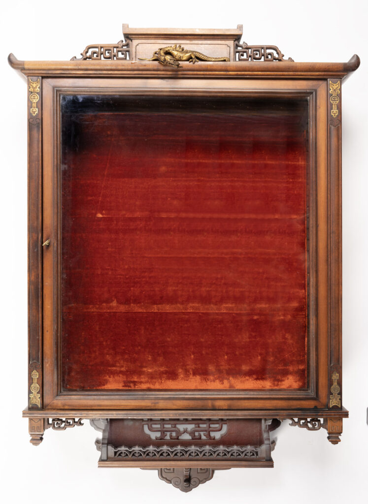 VIARDOT Gabriel (1830-1904), attribué à : VITRINE MURALE en hêtre…