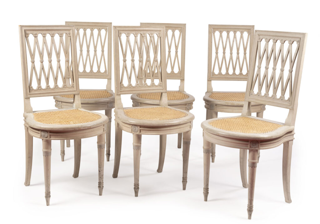 SUITE DE SIX CHAISES de style Louis XVI en hêtre…