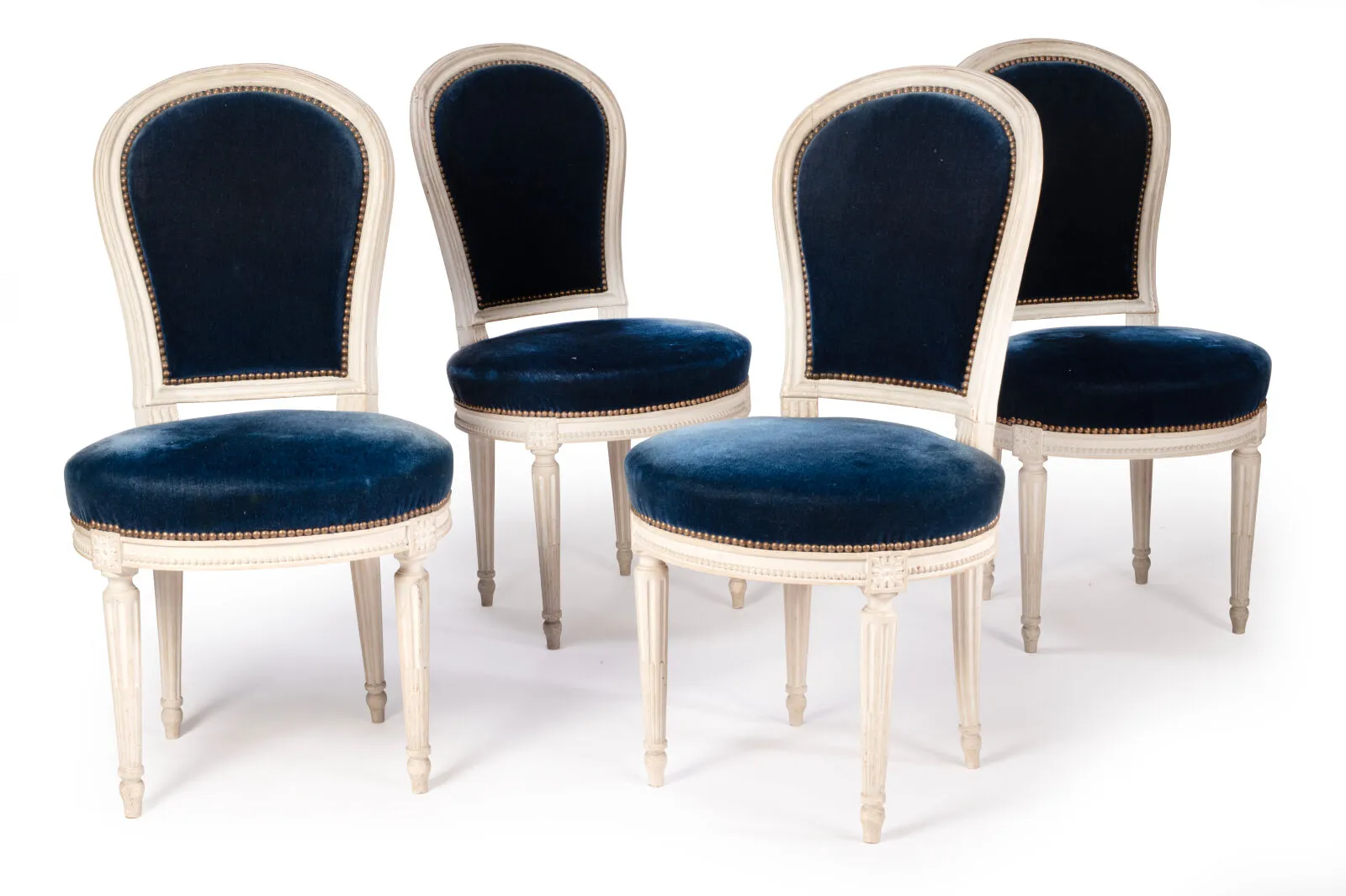 SUITE de quatre chaises en bois mouluré et sculpté relaqué…