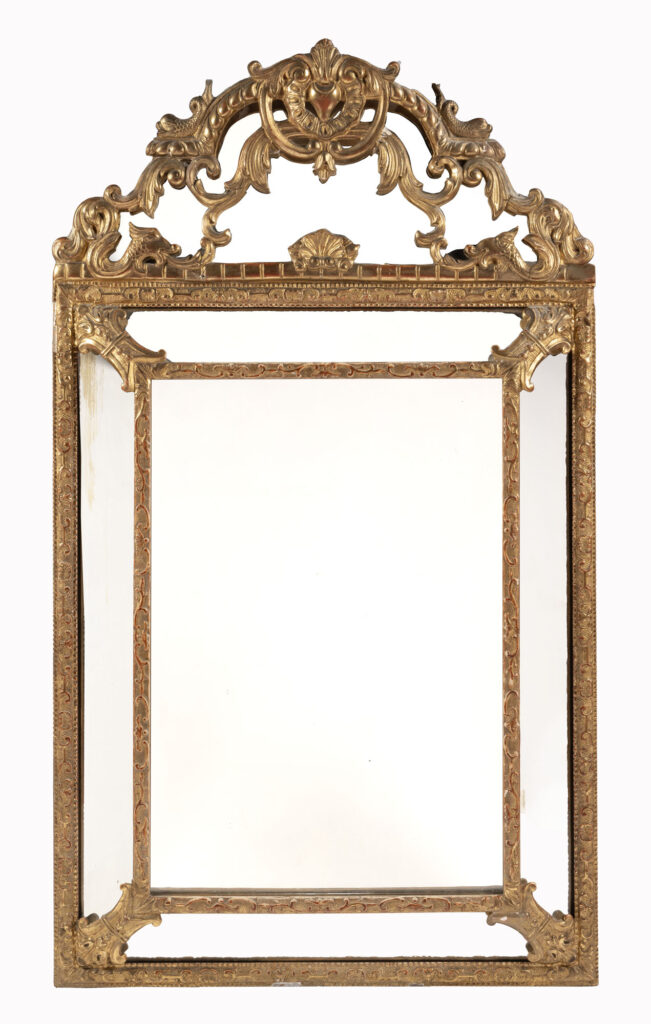 MIROIR À PARECLOSES en bois stuqué et doré de style…