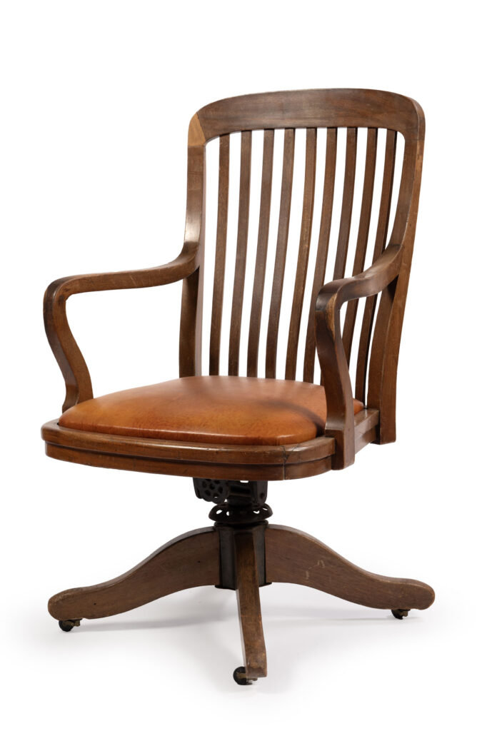 FAUTEUIL DE BUREAU en chêne dit « Américain », reposant…