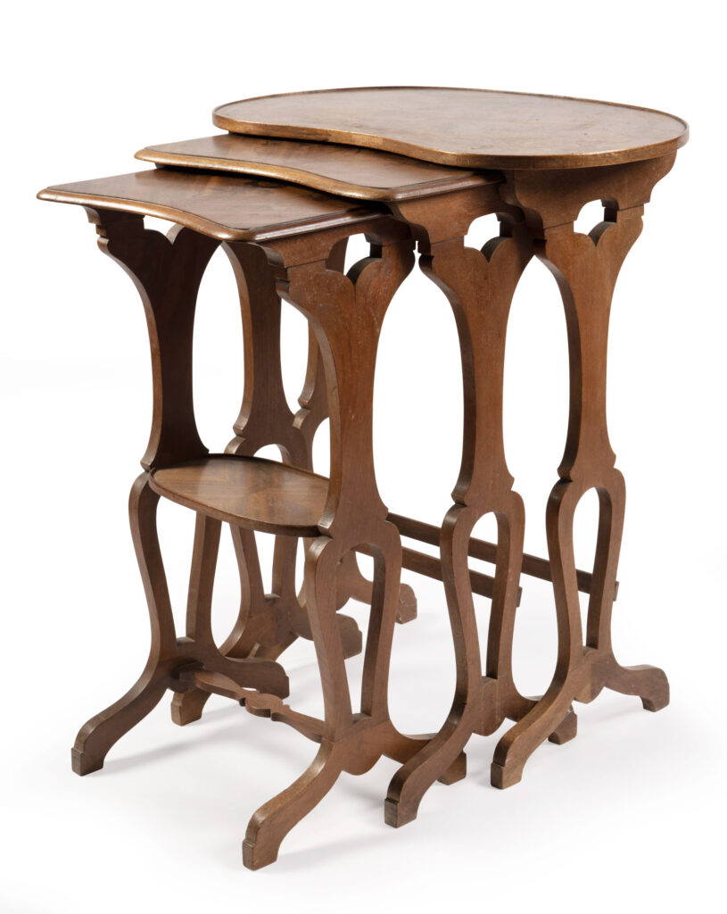 SUITE de trois petites tables gigognes en acajou et placage…