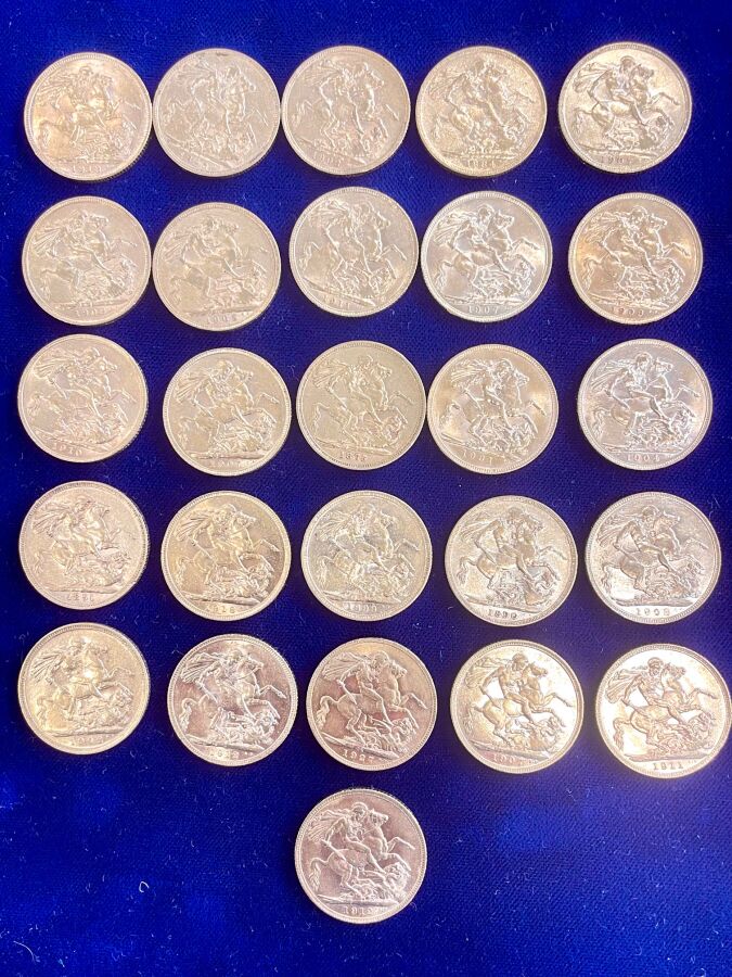 26 PIÈCES or type Souverain, années entre 1875 et 1931.