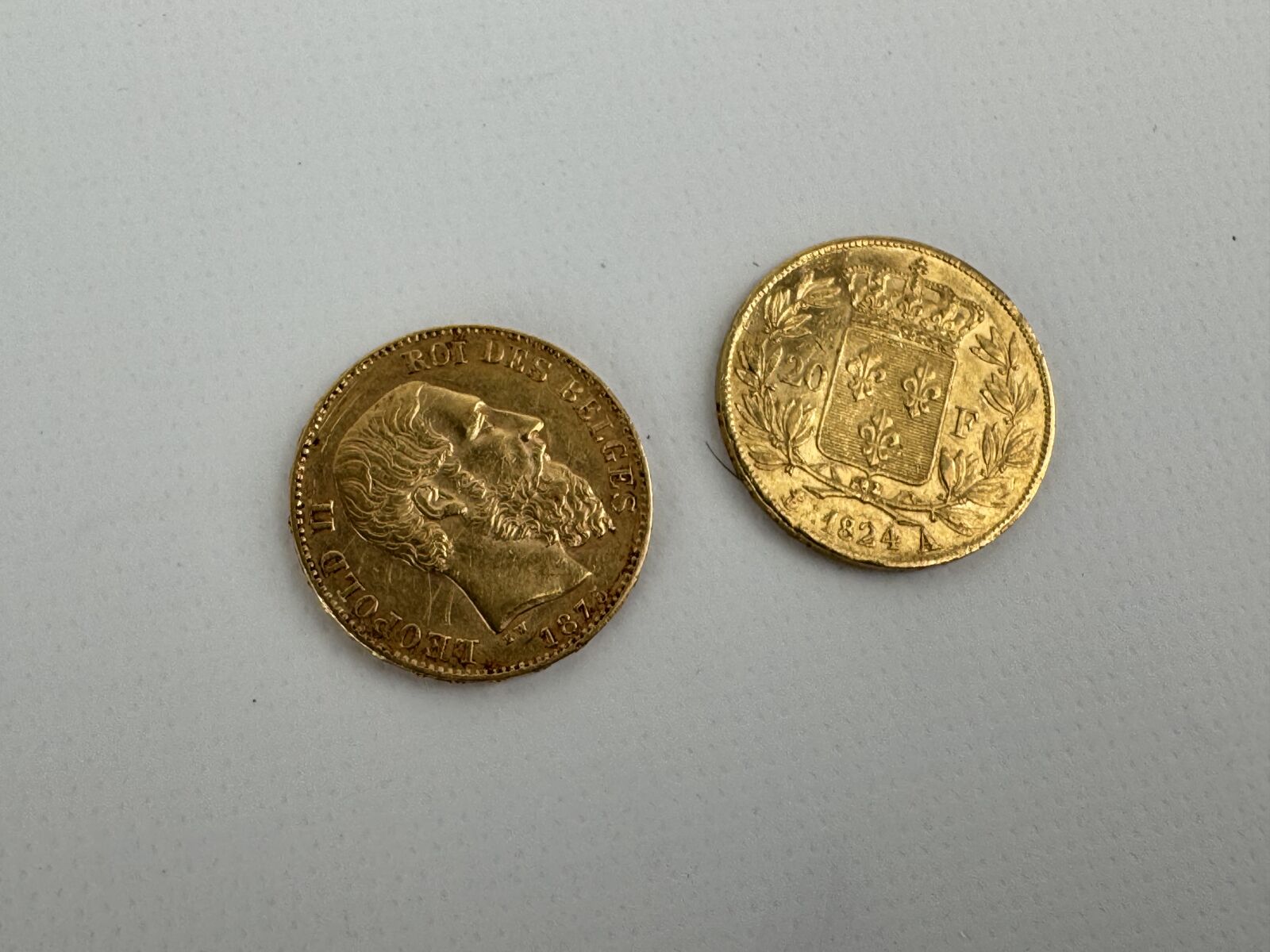 2 PIÈCES en or de 20 Francs, type Louis XVIII…