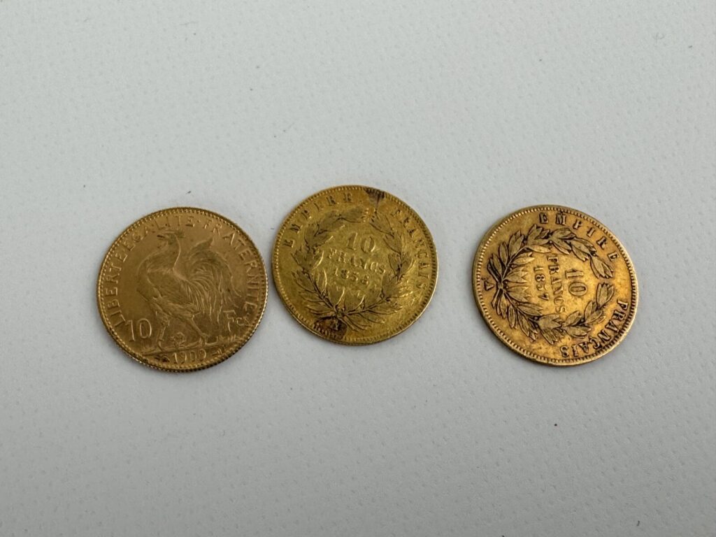 3 PIÈCES en or de 10 Francs type Coq et…