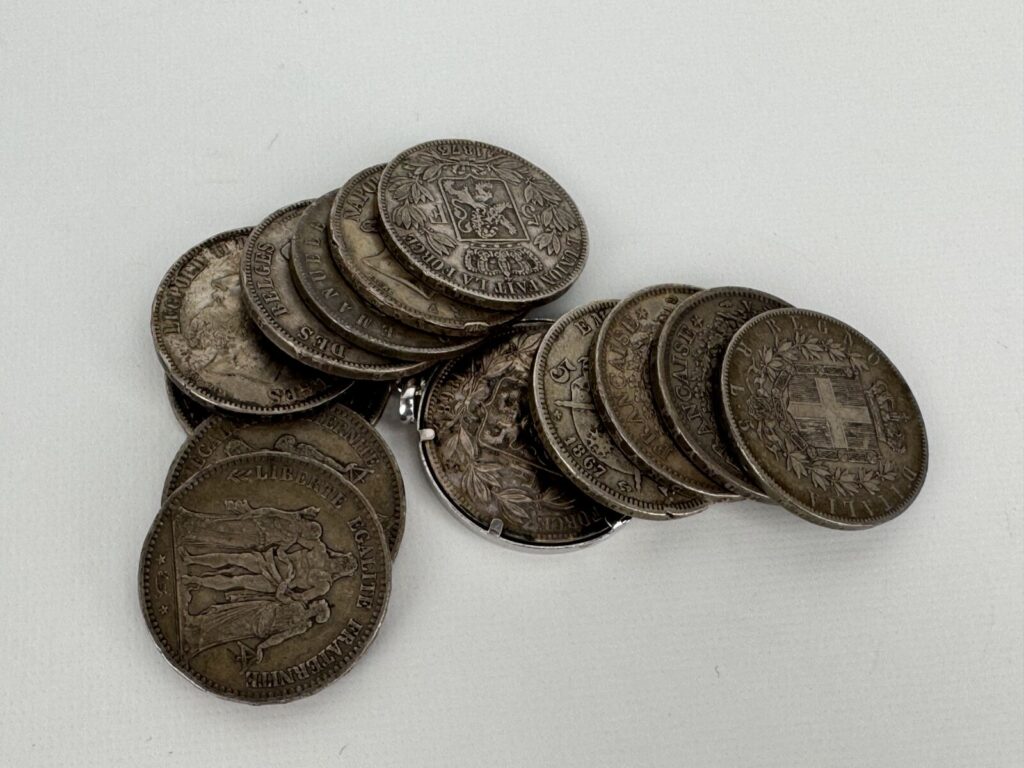 13 PIÈCES en argent 900 millièmes comprenant : 5 Francs…