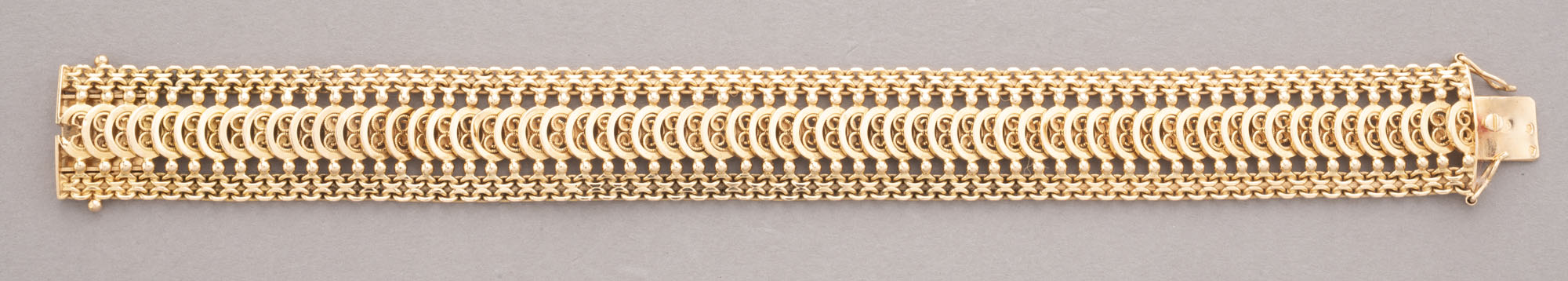 BRACELET ruban en or jaune 750 millièmes, formé de mailles…