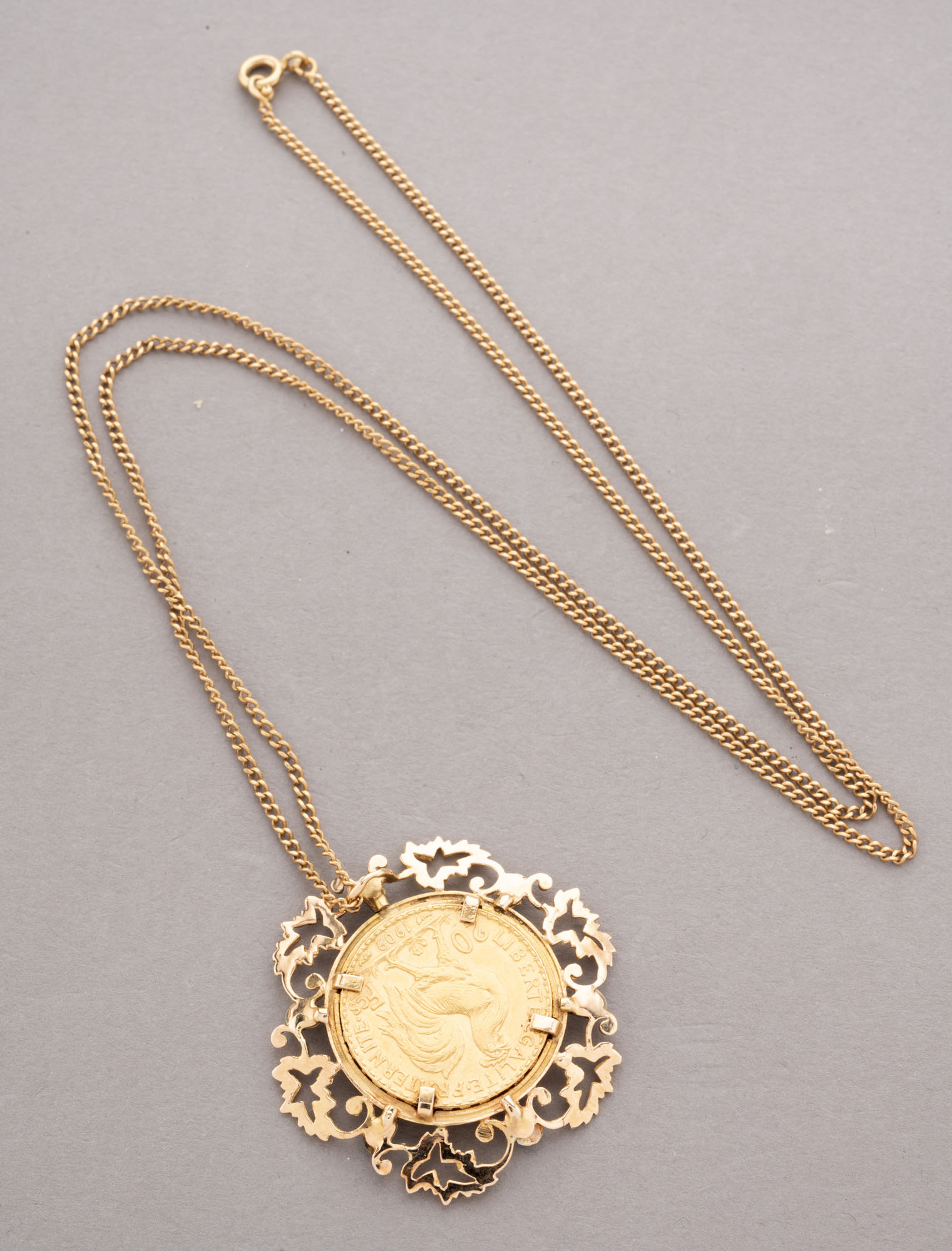 CHAINE en or rose 750 millièmes et son pendentif en…