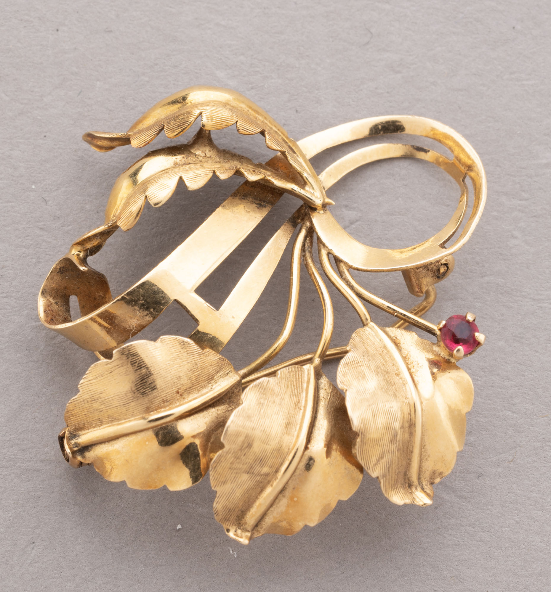 BROCHE en or jaune 750 millièmes à décor de volutes…