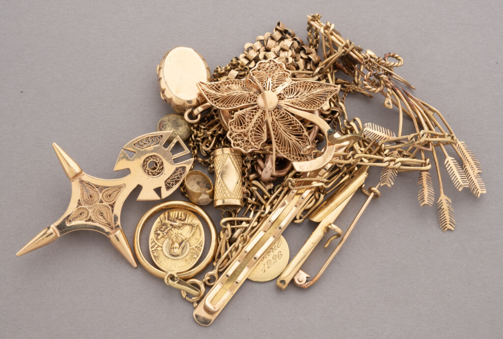 LOT d&rsquo;or 750 millièmes bijoutier : composé de médailles, broches,…