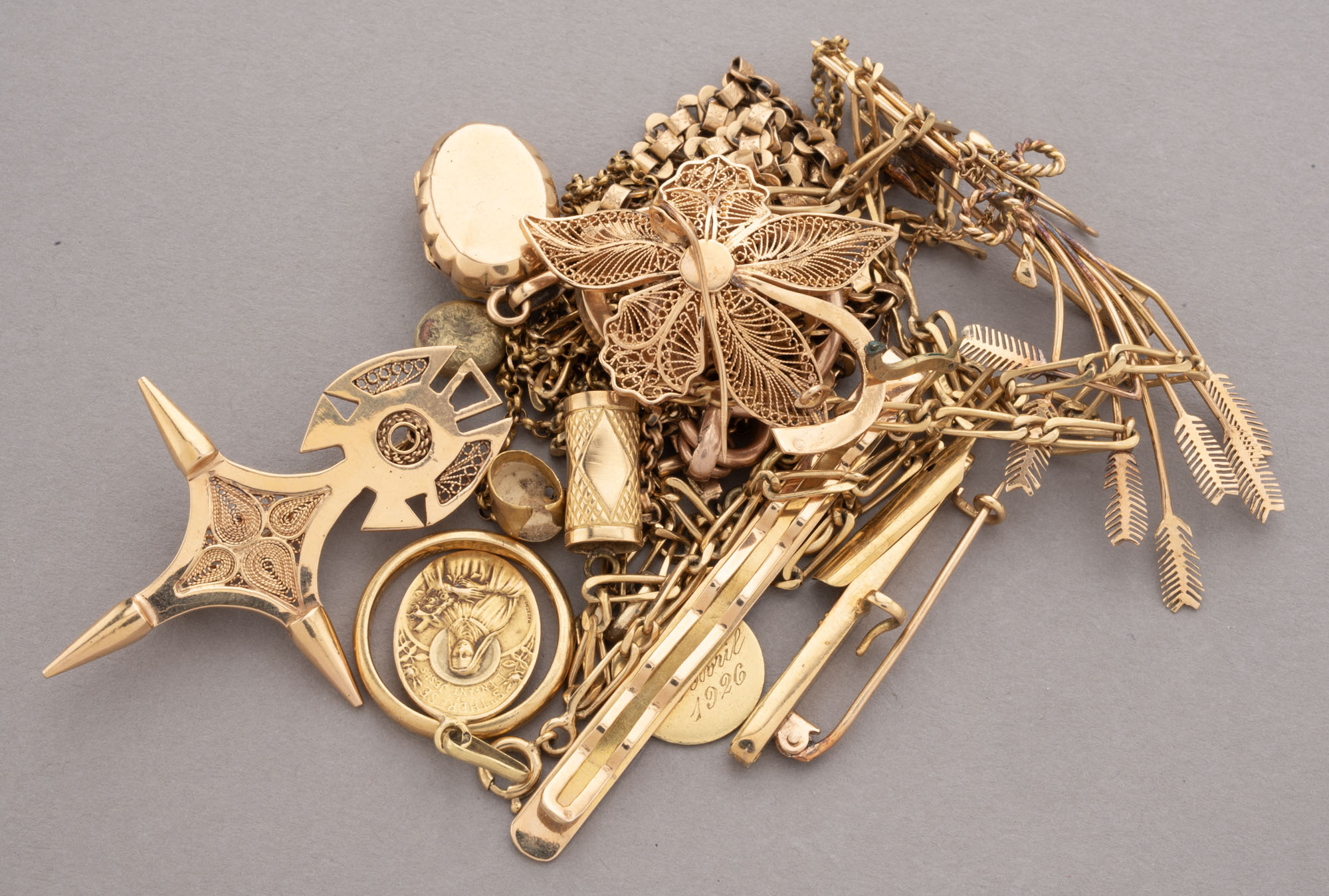 LOT d’or 750 millièmes bijoutier : composé de médailles, broches,…