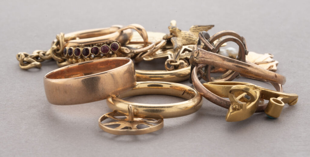 REUNION de trois alliances demi-jonc, trois montures de bague, deux…