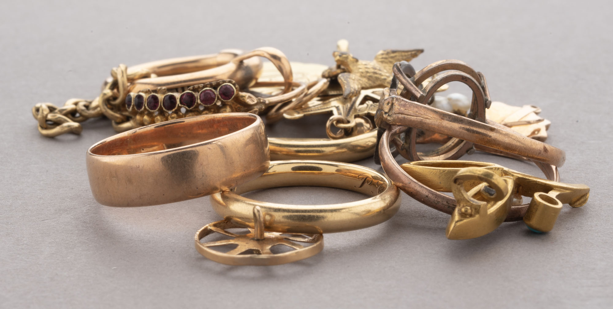 REUNION de trois alliances demi-jonc, trois montures de bague, deux…