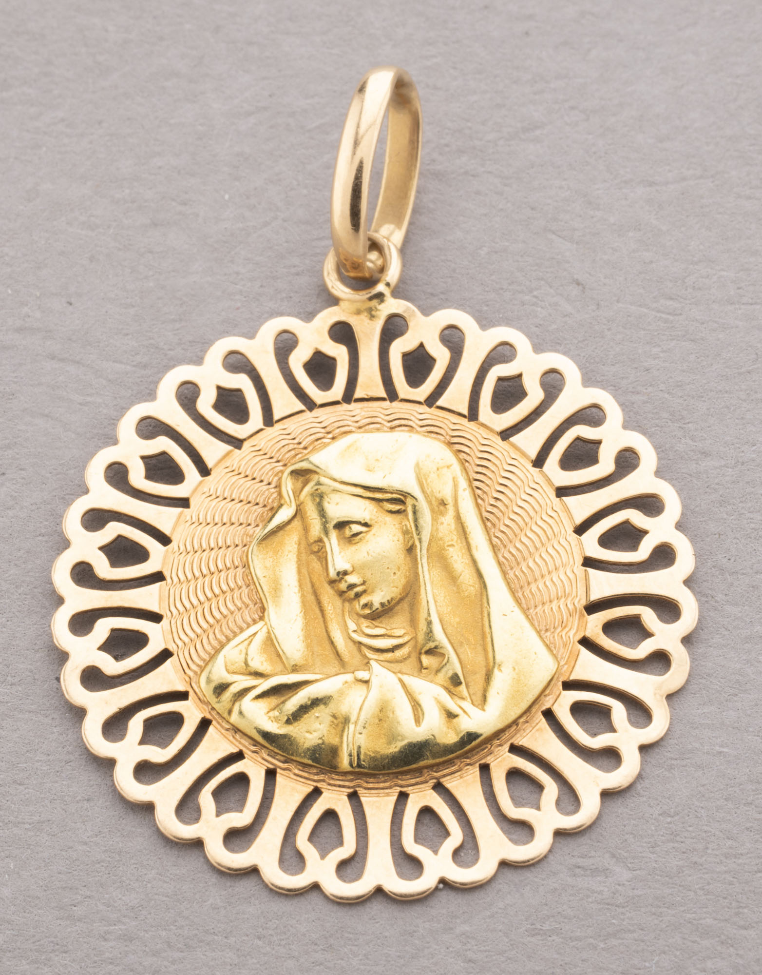 MÉDAILLE en deux ors 750 millièmes figurant la vierge Marie…