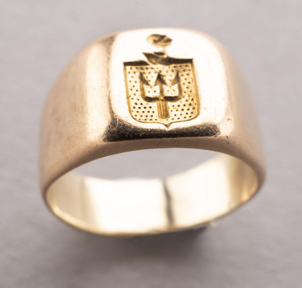 CHEVALIERE en or rose 750 millièmes, portant blason de la…