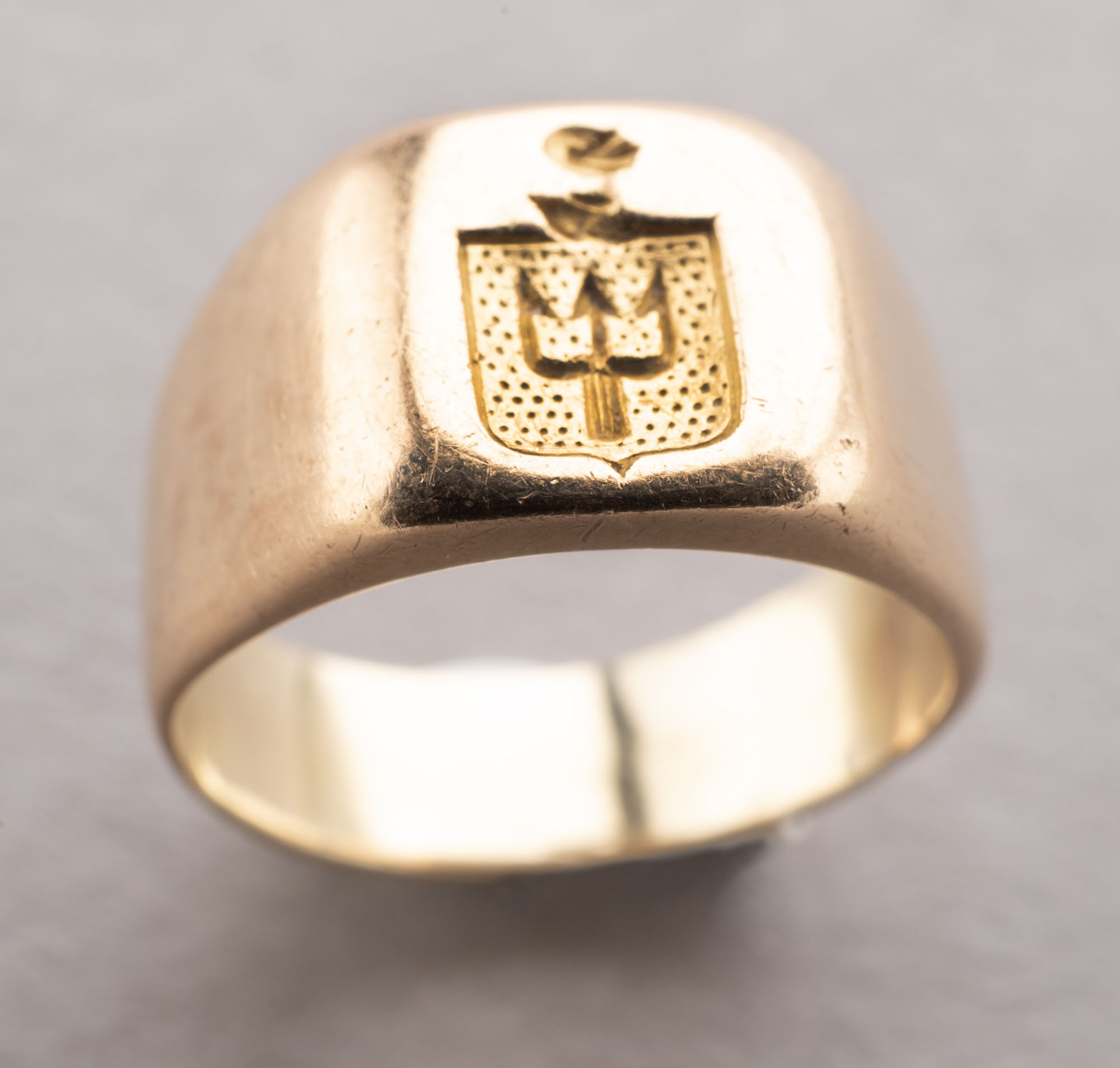 CHEVALIERE en or rose 750 millièmes, portant blason de la…