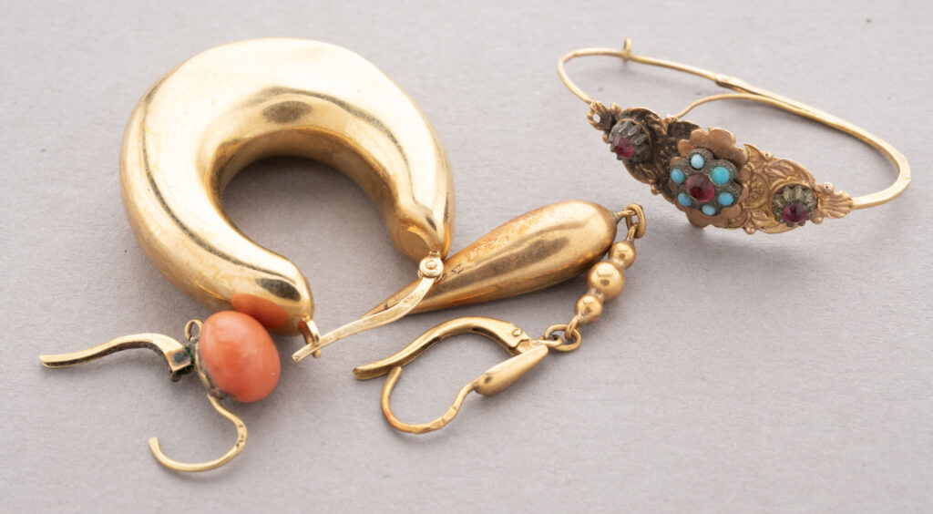 LOT en or jaune 750 millièmes comprenant 3 boucles d&rsquo;oreilles…