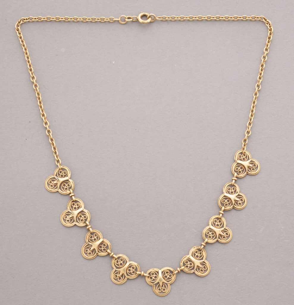 COLLIER DRAPERIE en or 750 millièmes, formé d&rsquo;une chaine forçat…