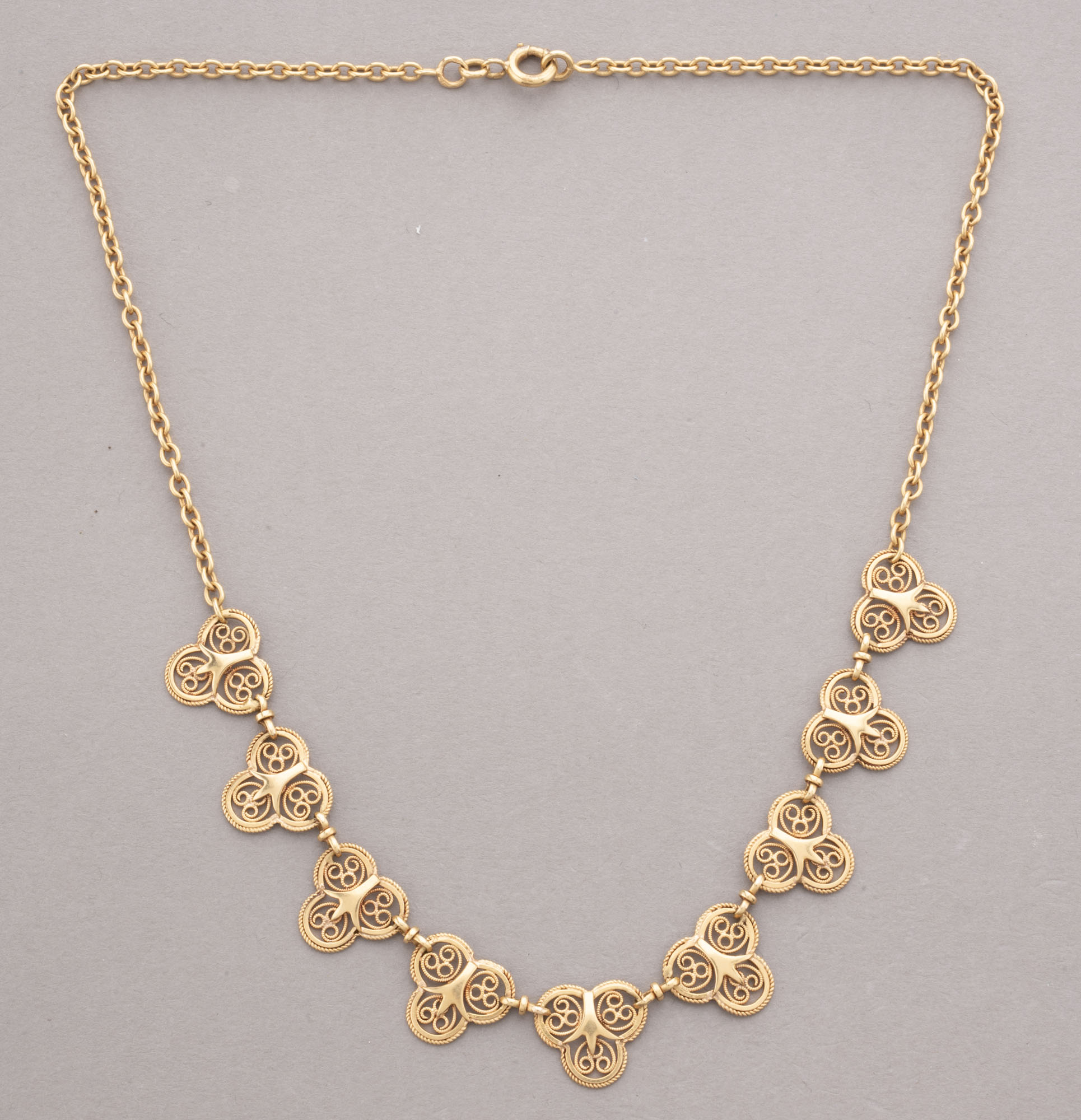 COLLIER DRAPERIE en or 750 millièmes, formé d’une chaine forçat…