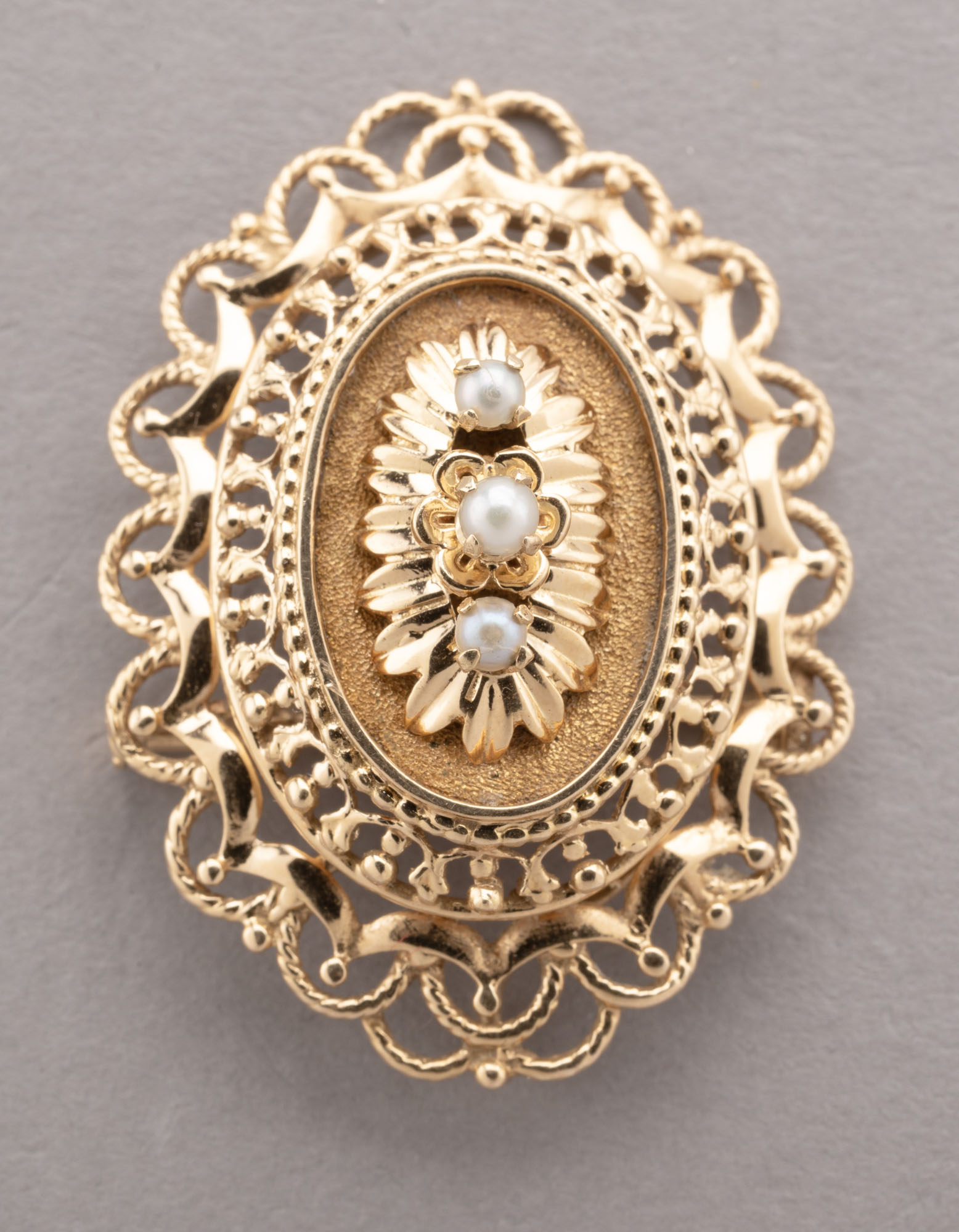 BROCHE en or jaune 750 millièmes à décor ajouré et…