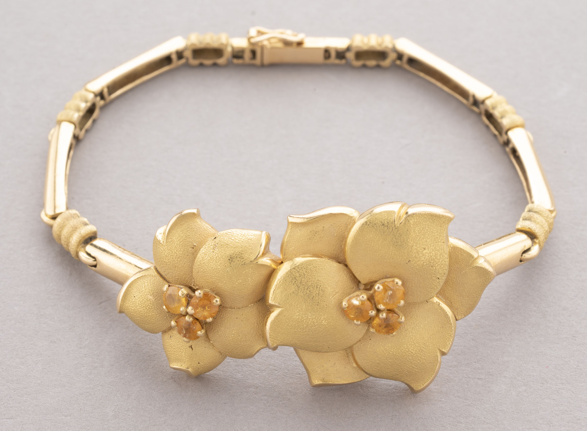 BRACELET en or jaune 750 millièmes à effet satiné, formé…