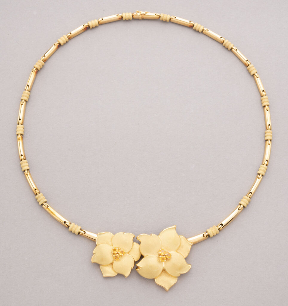 COLLIER en or jaune 750 millièmes à effet satiné, formé…