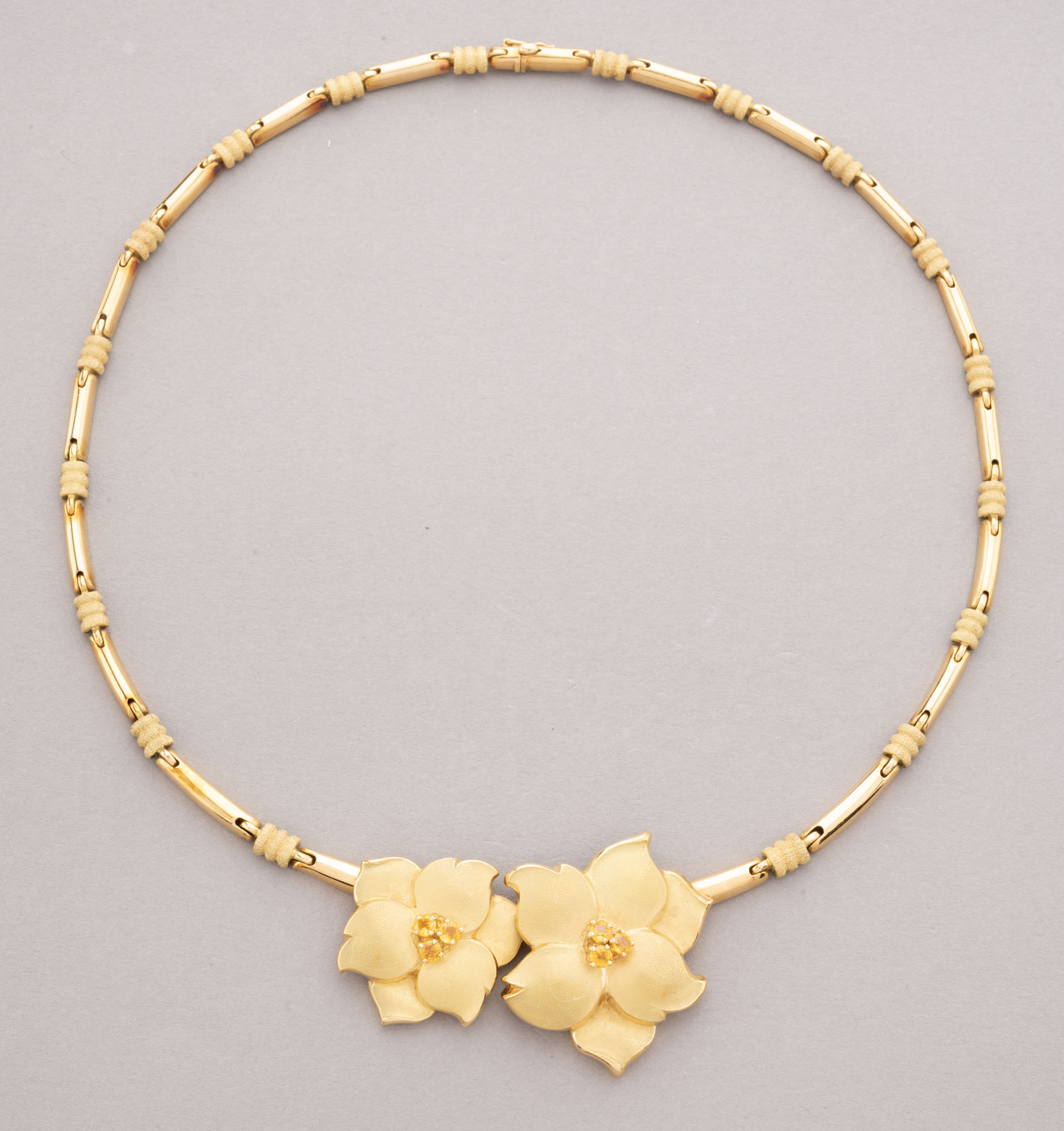 COLLIER en or jaune 750 millièmes à effet satiné, formé…