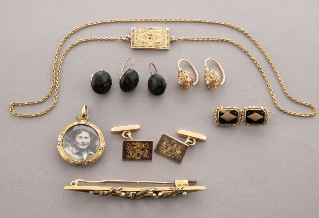 ENSEMBLE de bijoux en or 750 millièmes du XIXe siècle,…