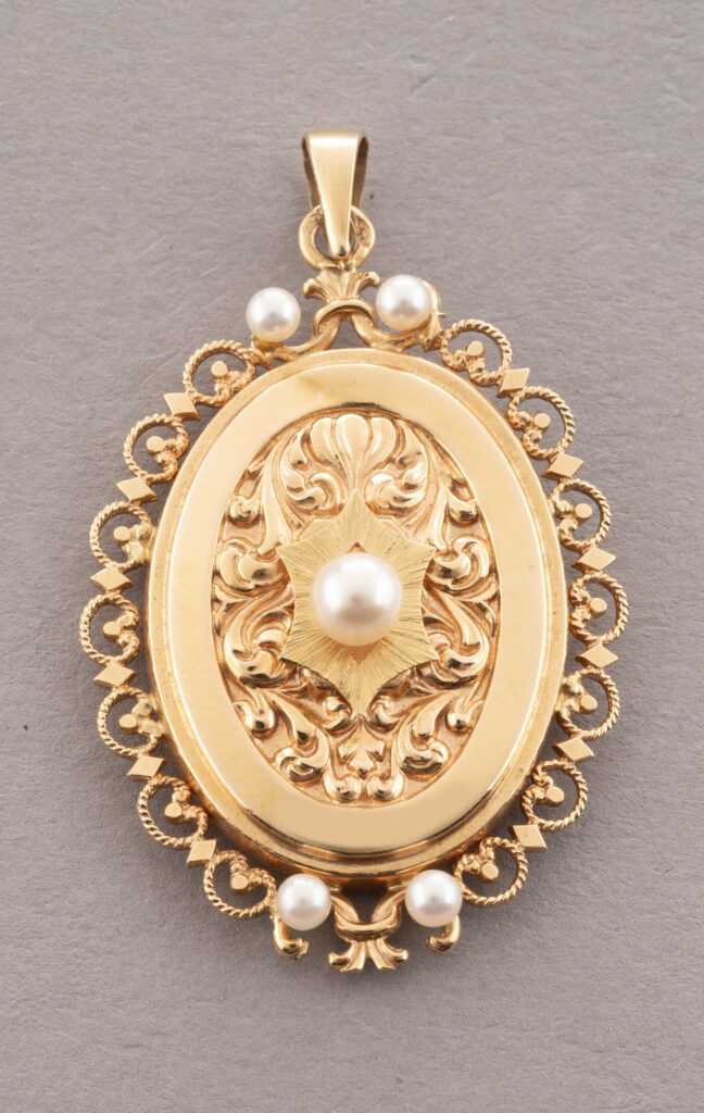 PENDENTIF médaillon porte-photo à décor finement ciselé rehaussé de 3…