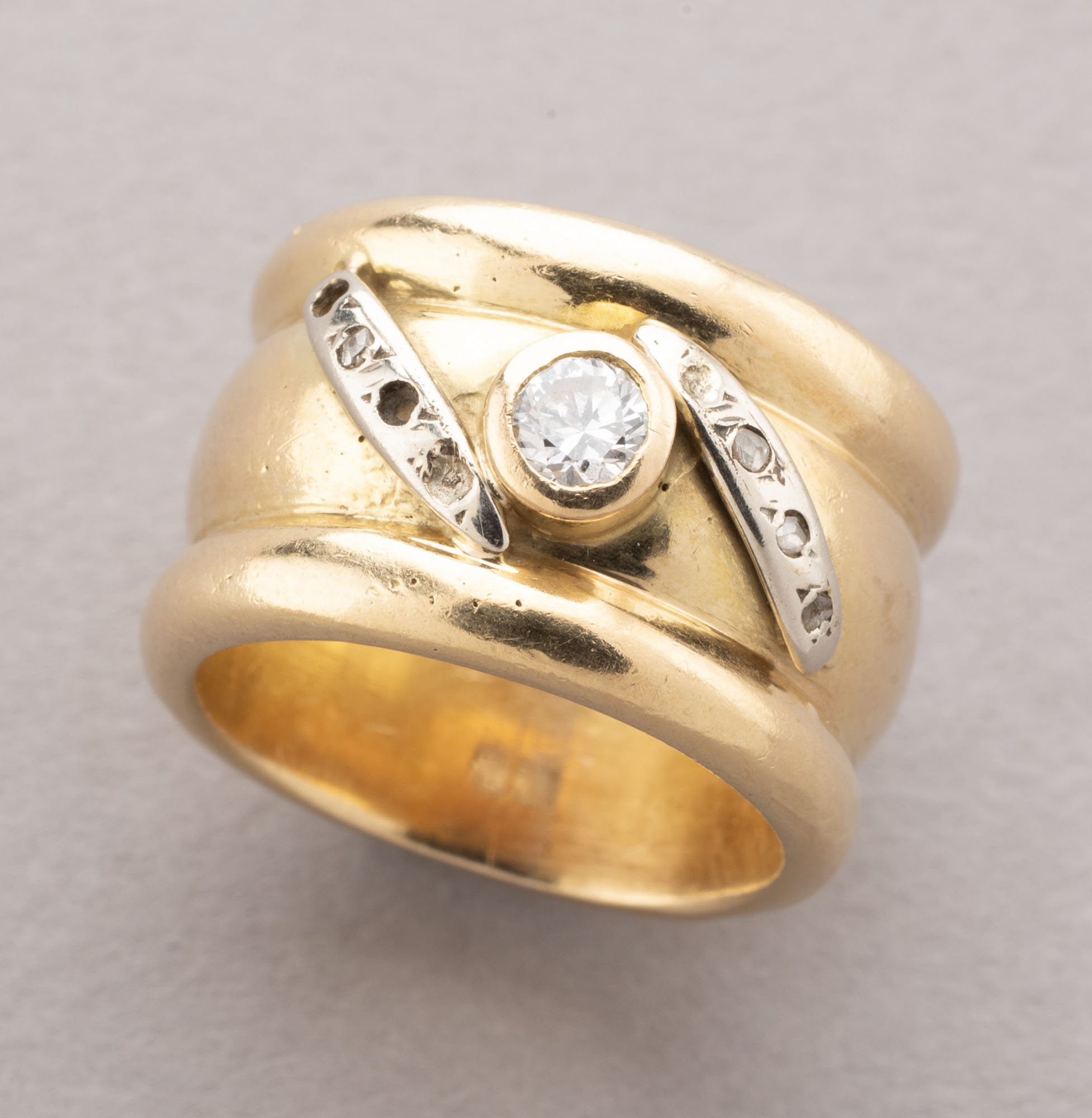 BAGUE en or jaune 750 millièmes orné de trois diamants…