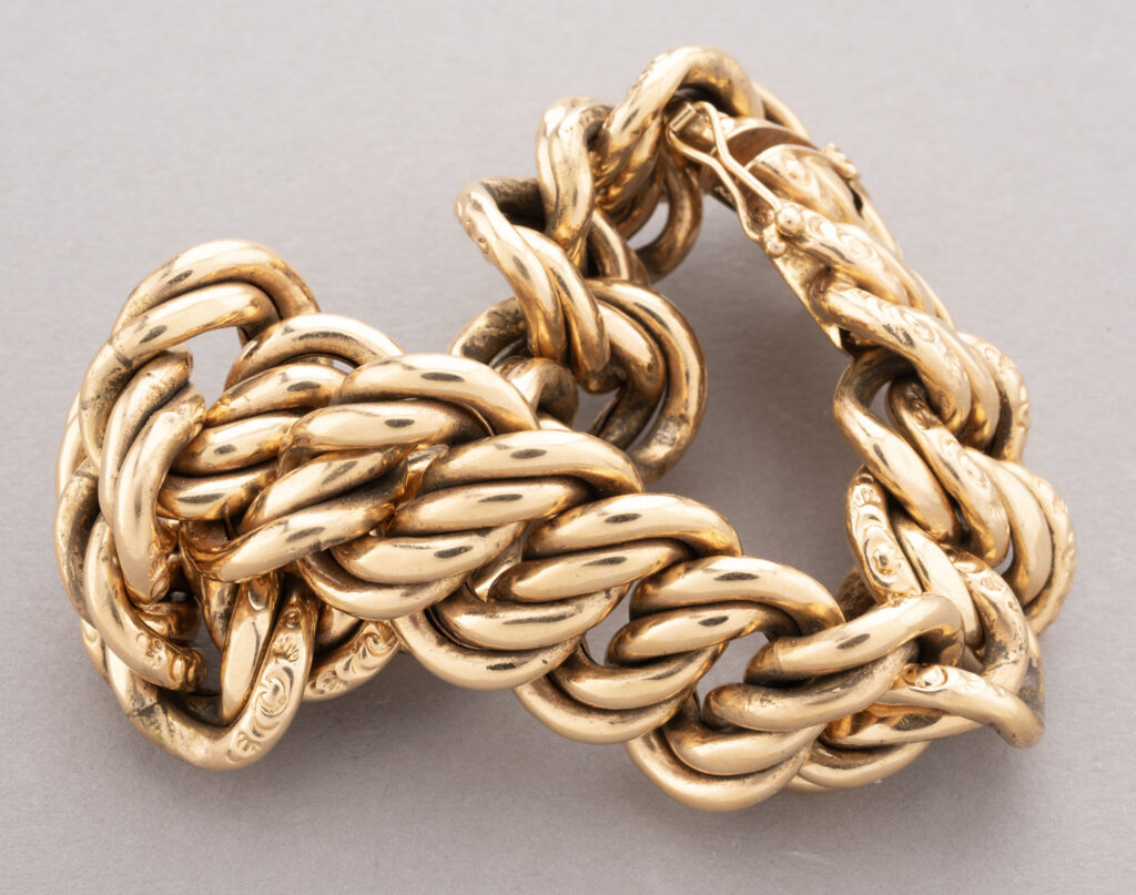 BRACELET en or rose 750 millièmes formé de larges mailles…