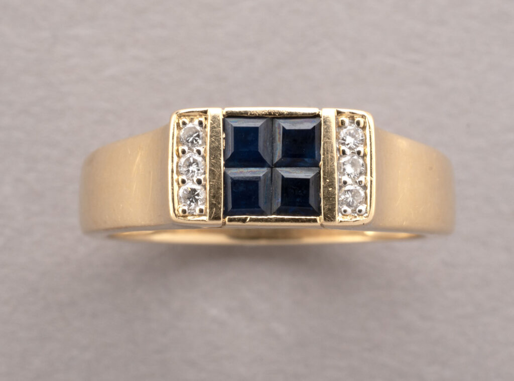 BAGUE en or jaune 750 millièmes, au centre un cartouche…
