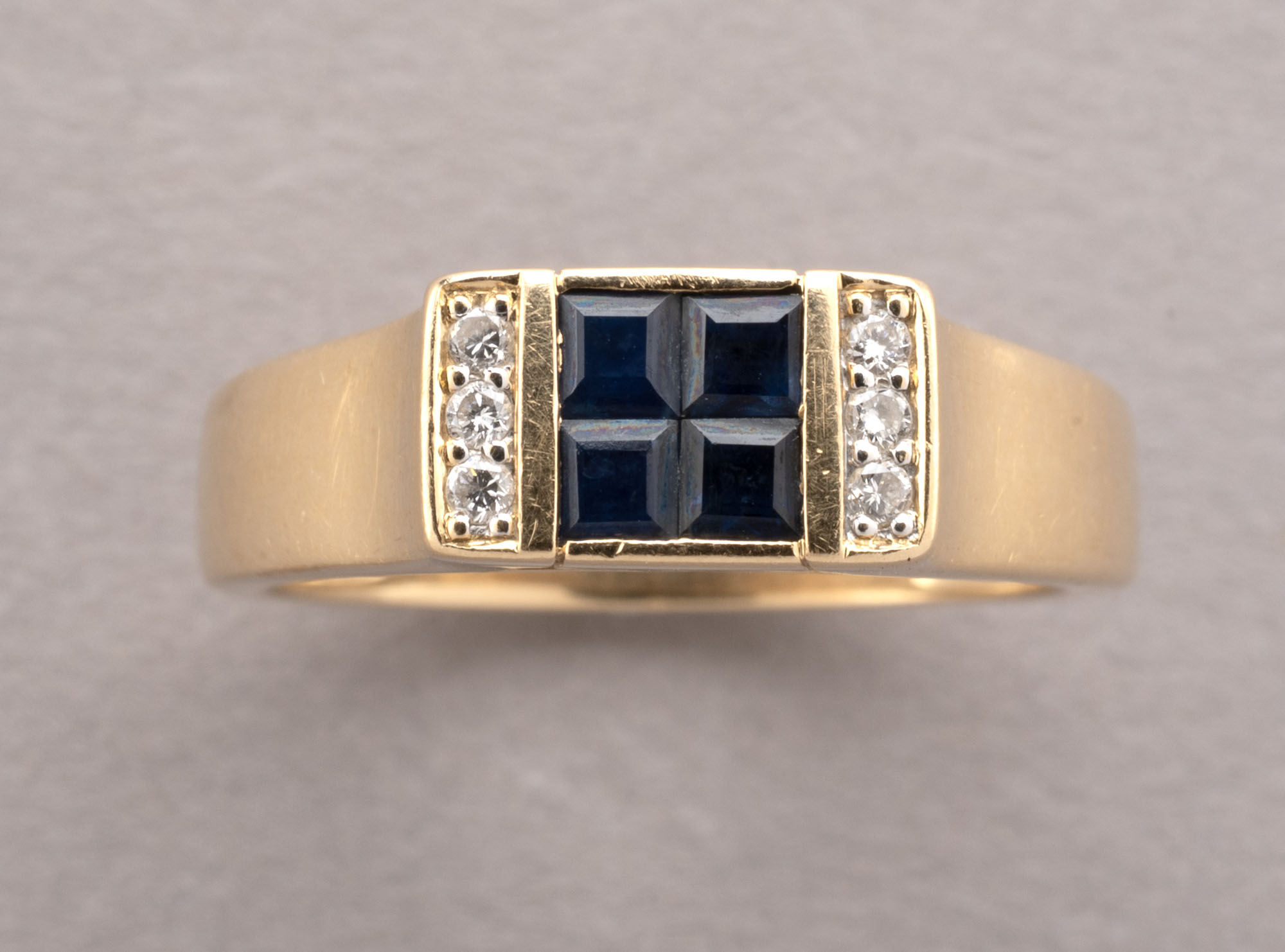 BAGUE en or jaune 750 millièmes, au centre un cartouche…