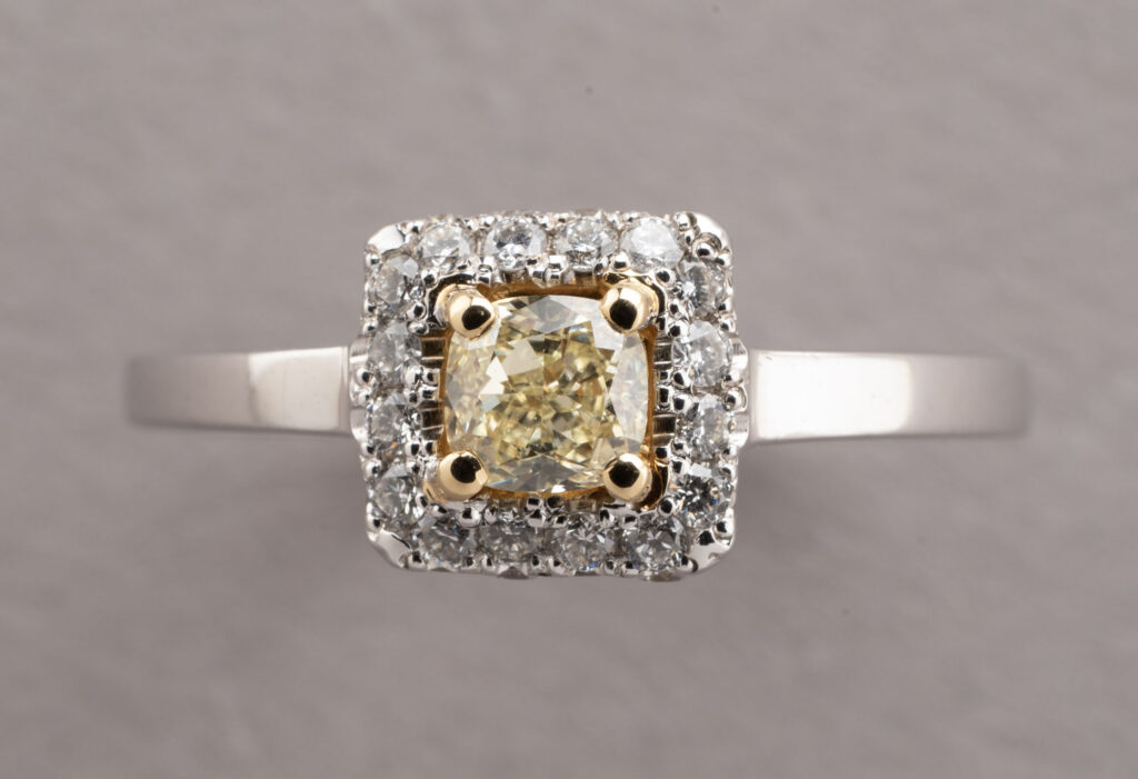 BAGUE en or blanc 750 millièmes rhodié, le chaton de…