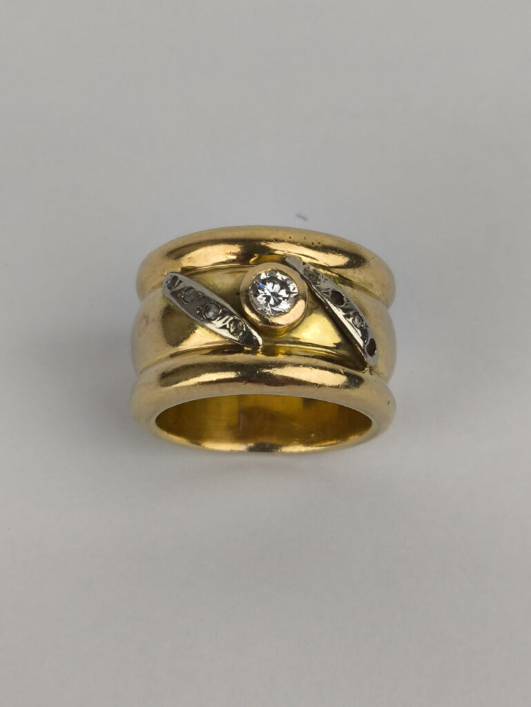BAGUE double-jonc en 2 ors 750 millièmes, au centre un…