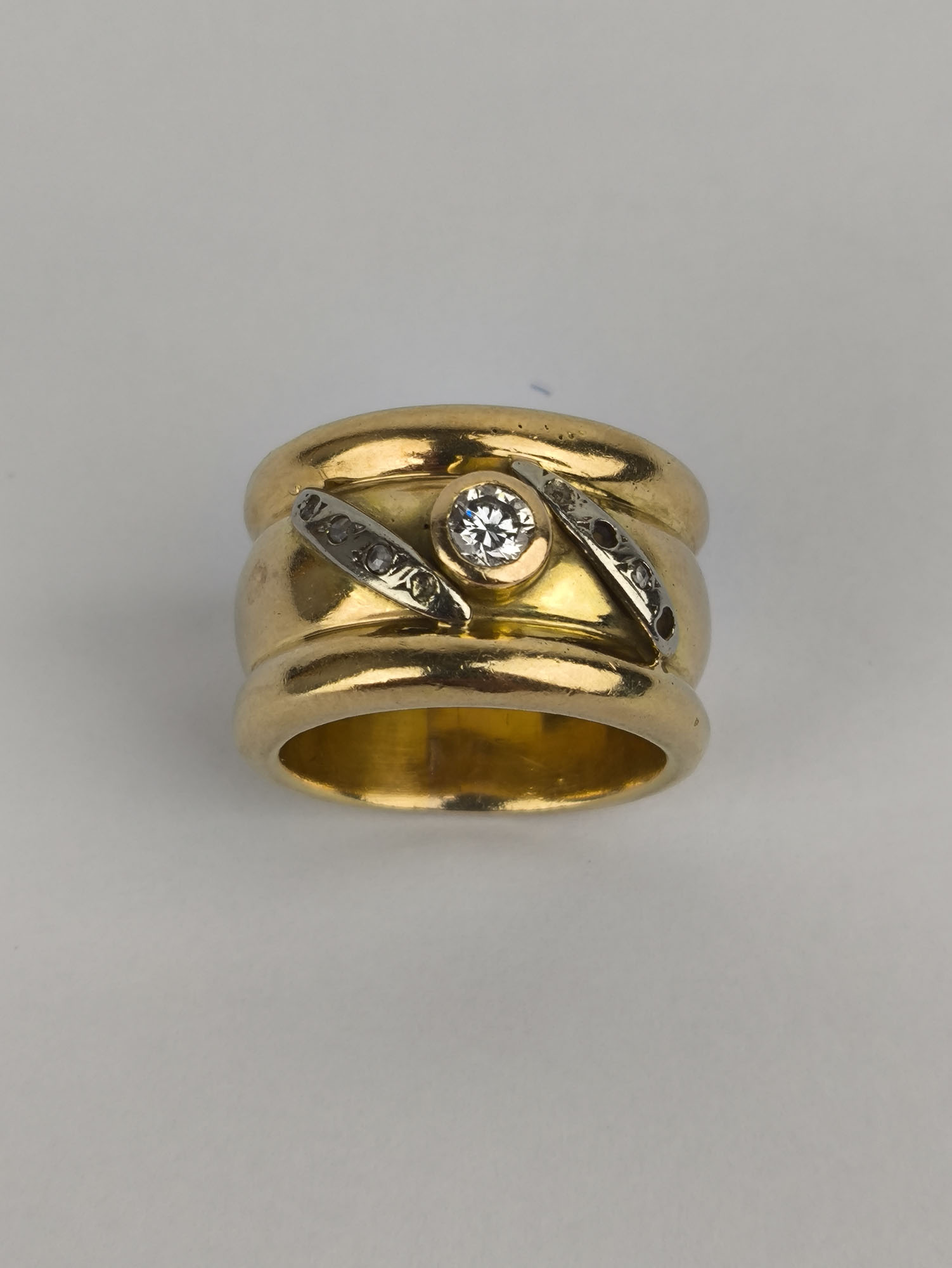 BAGUE double-jonc en 2 ors 750 millièmes, au centre un…