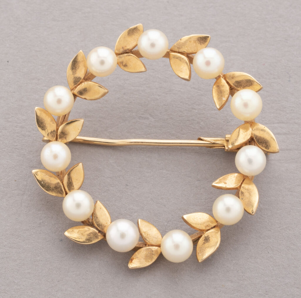 BROCHE en or rose 750 millièmes et perles de culture,…