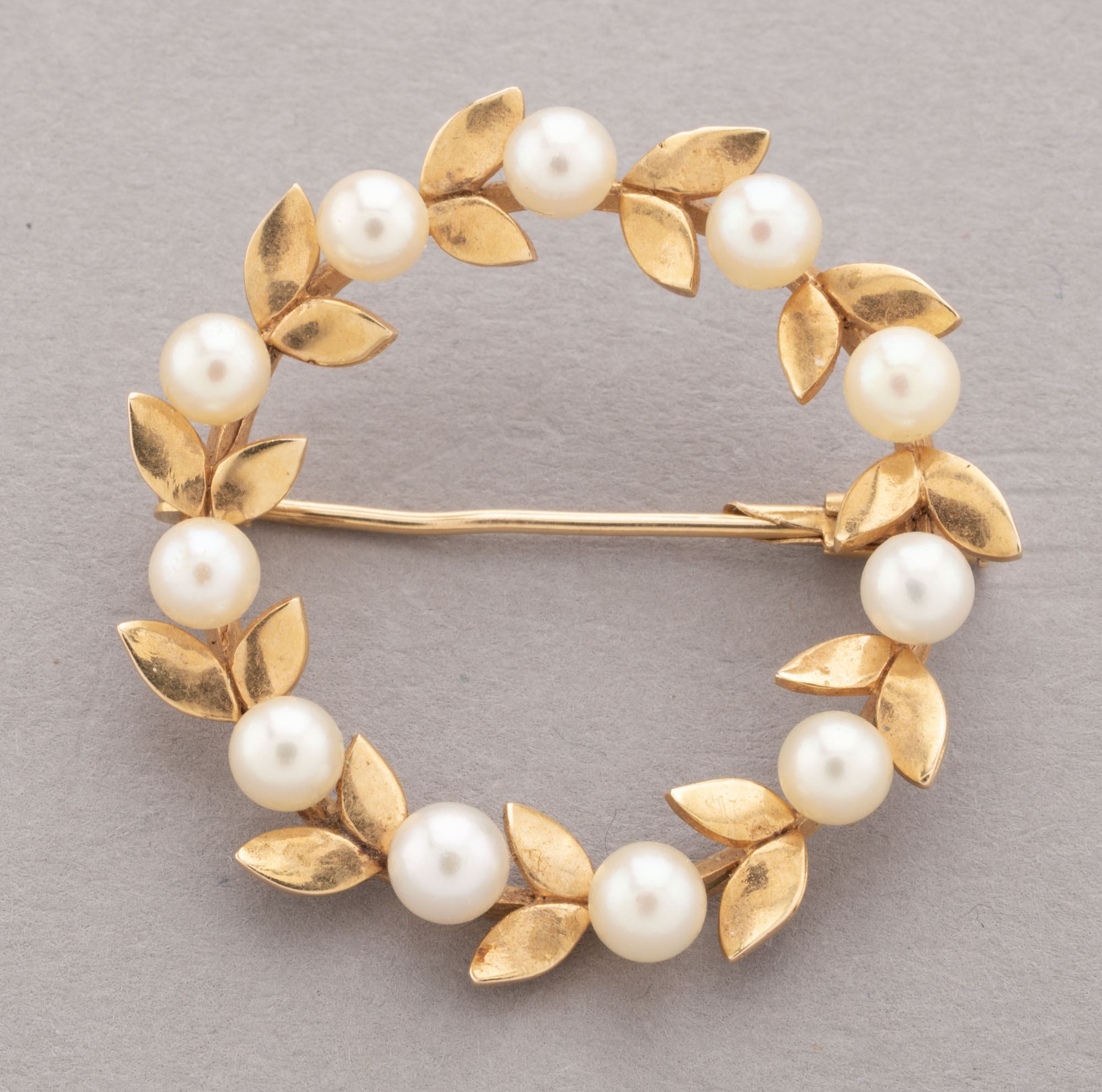 BROCHE en or rose 750 millièmes et perles de culture,…