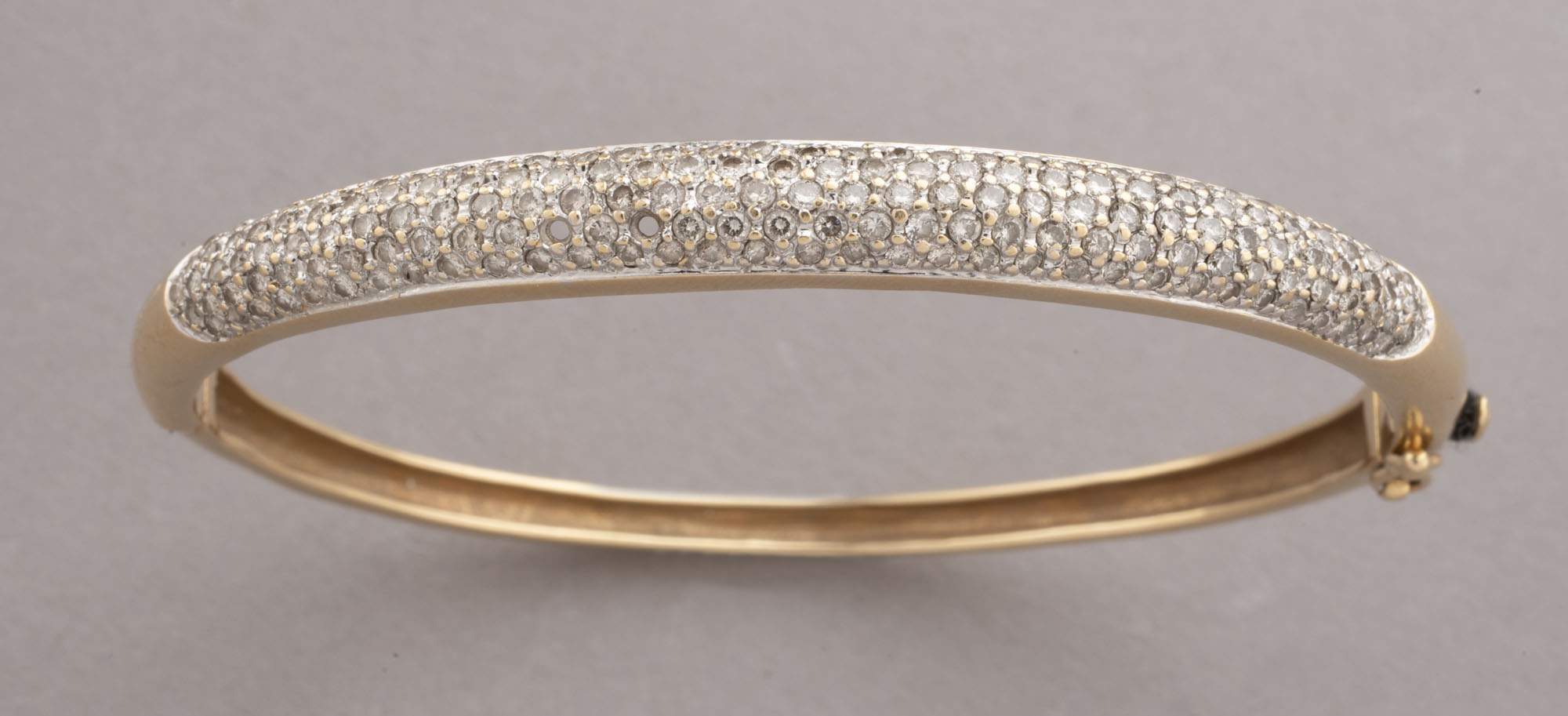 BRACELET JONC ouvrant en or jaune 750 millièmes, pavés de…