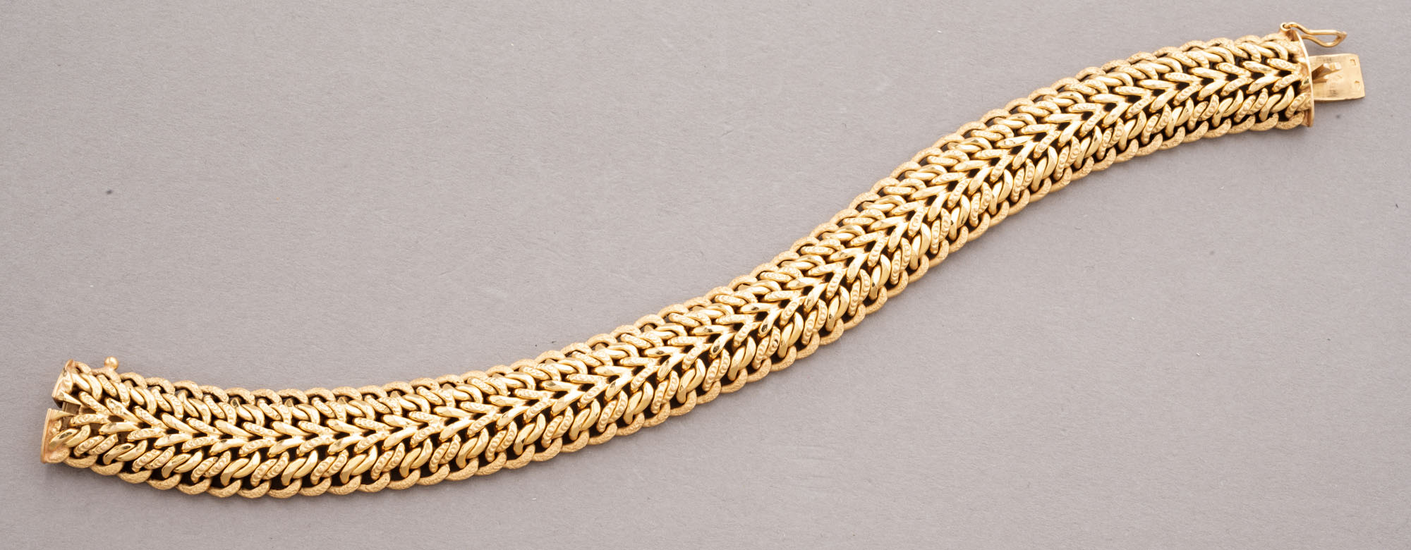 BRACELET en or jaune 750 millièmes formé de mailles américaines…