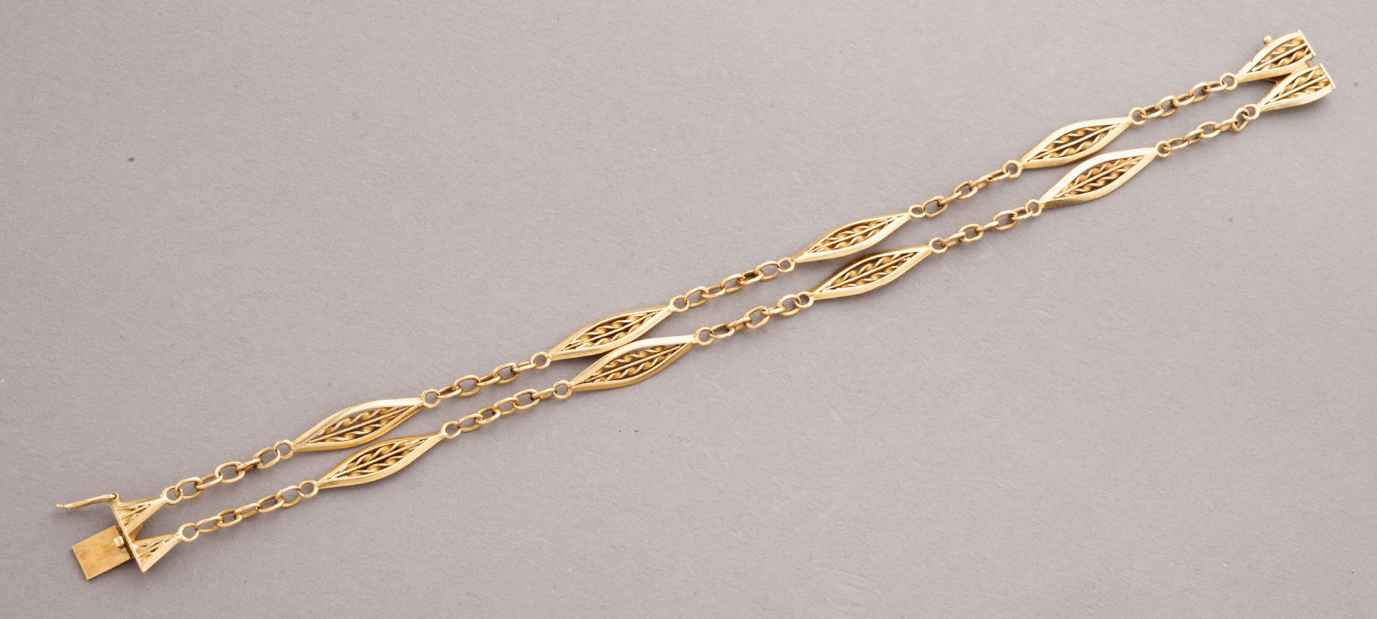 BRACELET en or jaune 750 millièmes, formé de 2 rangs…