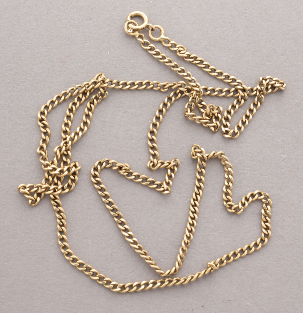 COLLIER en or 750 millièmes, fermoir mousqueton.Long. 56,5 cm. Pds…